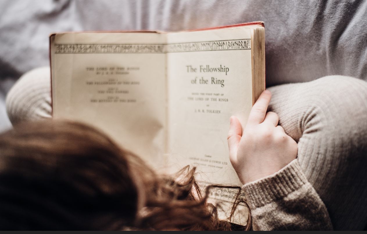 Can reading literature help develop empathy? The opinion of cognitive scientists.